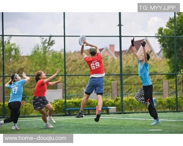 上海飞盘队在极限运动会上展现出惊人速度与团队默契的精彩表现